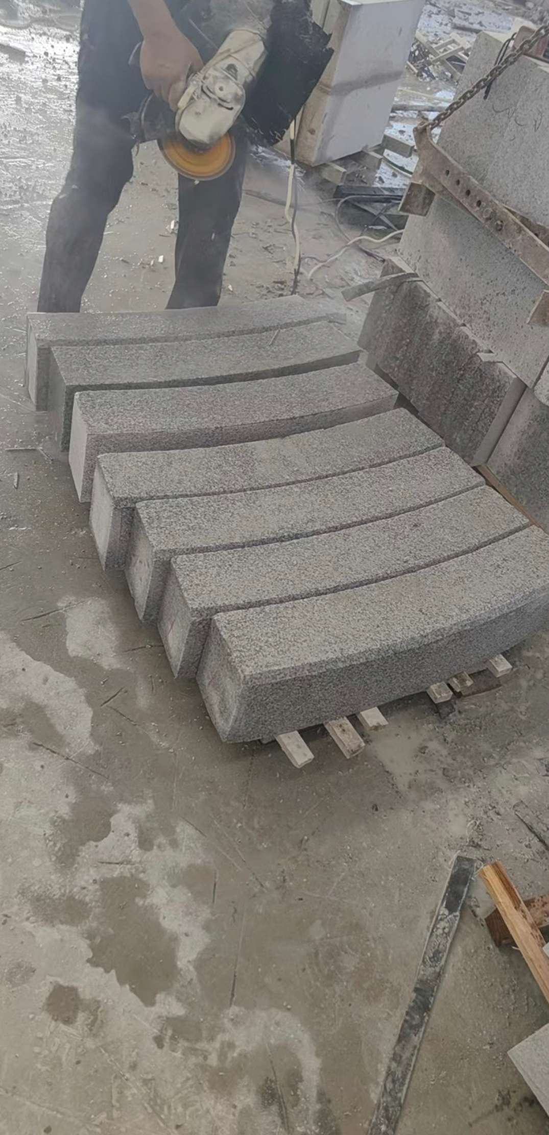 张掖芝麻白弧形路牙石